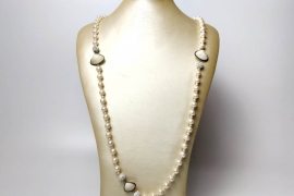 Large and small pearl necklace with 3 seashells